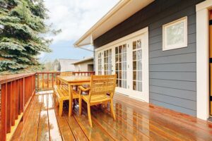 Terrasse en bois sous la pluie