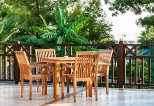 Chaises et table en bois terrasse